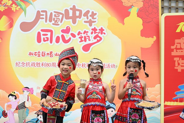 幼兒身著民族服飾亮相。北碚區(qū)椿山幼兒園供圖