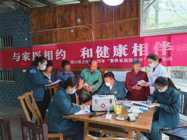 “世界家庭醫(yī)生日”,冷小堅家庭醫(yī)生團(tuán)隊進(jìn)入鄉(xiāng)村開展基本公共衛(wèi)生服務(wù)