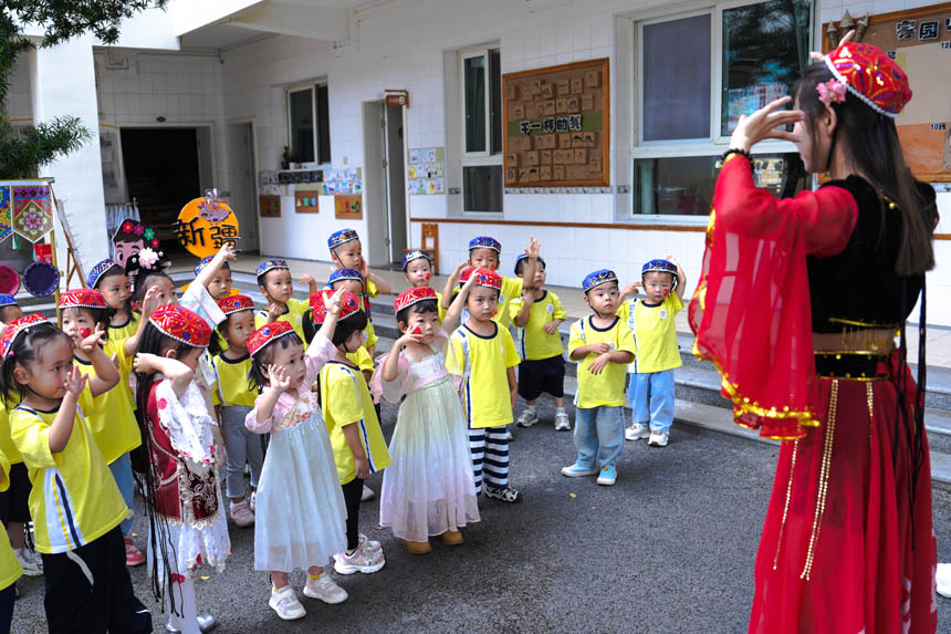 孩子們體驗新疆舞蹈。蘭天攝