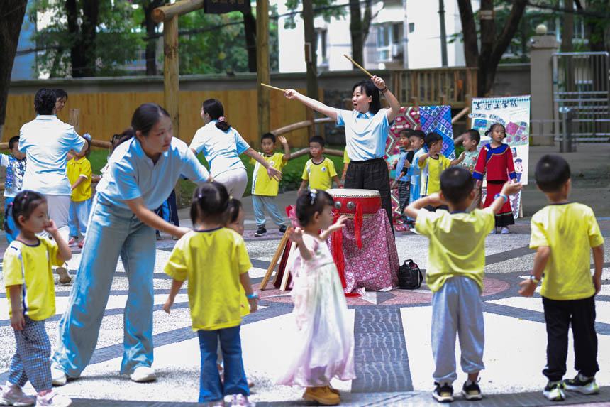兒童們體驗土家族擺手舞。劉宇飛攝