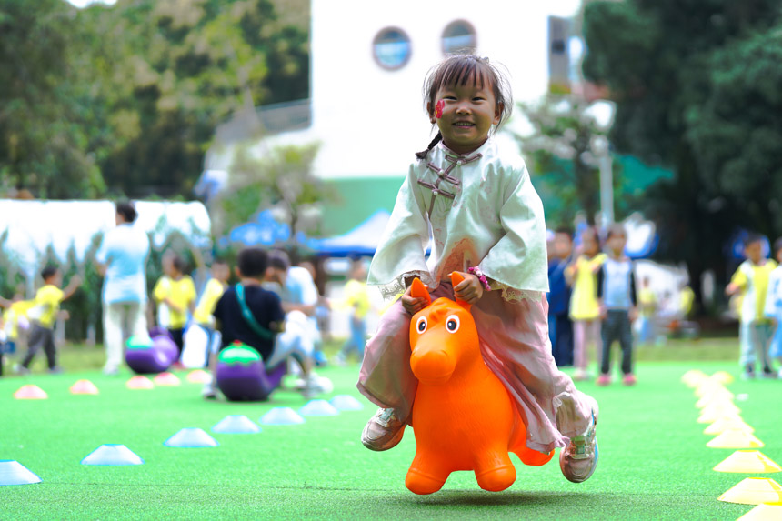 兒童們體驗蒙古族騎馬。蘭天攝