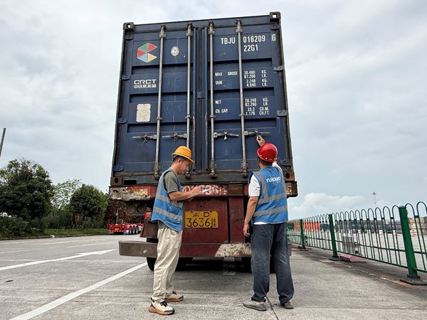 工作人員檢查集裝箱箱況。渝新歐（重慶）供應(yīng)鏈管理有限公司供圖