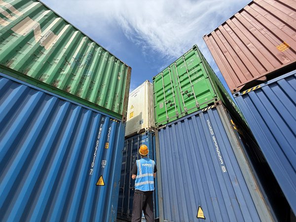 工作人員檢查集裝箱箱況。渝新歐（重慶）供應(yīng)鏈管理有限公司供圖