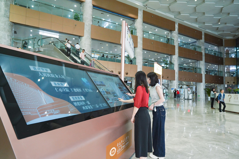 電子宣傳屏展示“人民醫(yī)院為人民”核心價值觀。（向燕妮 攝）