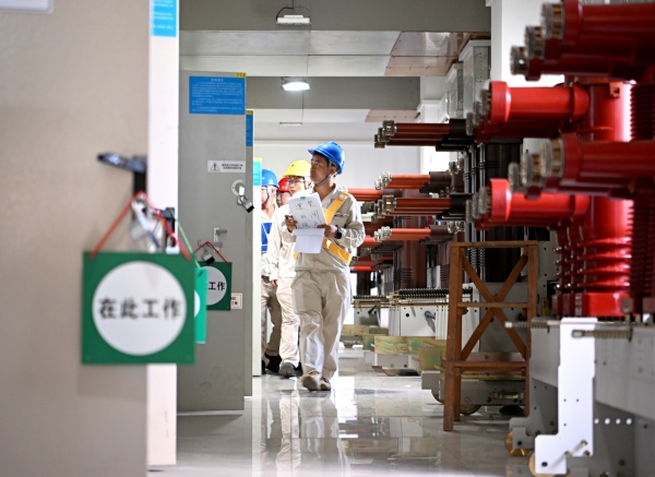 10月1日，國網(wǎng)重慶市北供電公司變電檢修人員正在變電站對設(shè)備進(jìn)行檢修作業(yè)。向江微攝