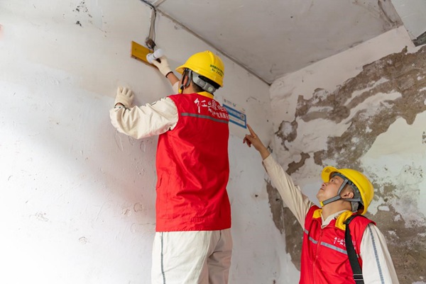 電力人員對老舊小區(qū)開展安全檢查。國網(wǎng)重慶永川供電公司供圖