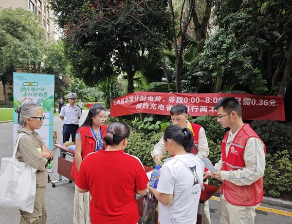 電力人員向居民宣傳相關(guān)政策。國網(wǎng)重慶永川供電公司供圖