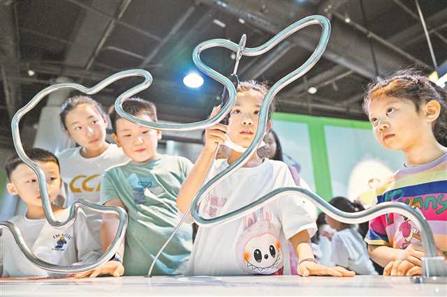 10月2日，重慶科技館，家長(zhǎng)與孩子參加科普互動(dòng)活動(dòng)。記者 張春曉 攝/視覺(jué)重慶