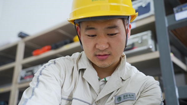 何潤(rùn)假日值守。國(guó)網(wǎng)重慶永川供電公司供圖