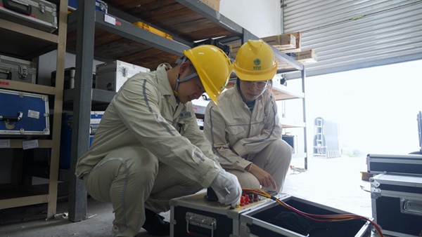 用儀器測(cè)量數(shù)據(jù)。國(guó)網(wǎng)重慶永川供電公司供圖