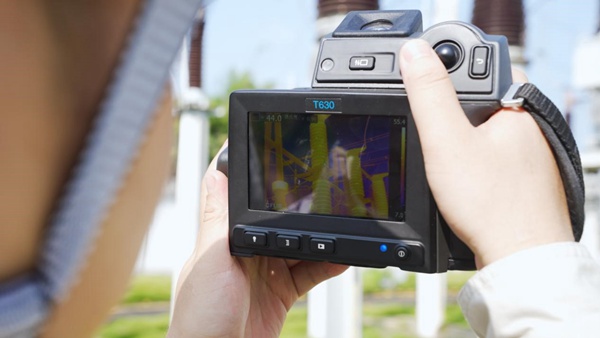 對(duì)設(shè)備進(jìn)行測(cè)溫巡檢。國(guó)網(wǎng)重慶永川供電公司供圖