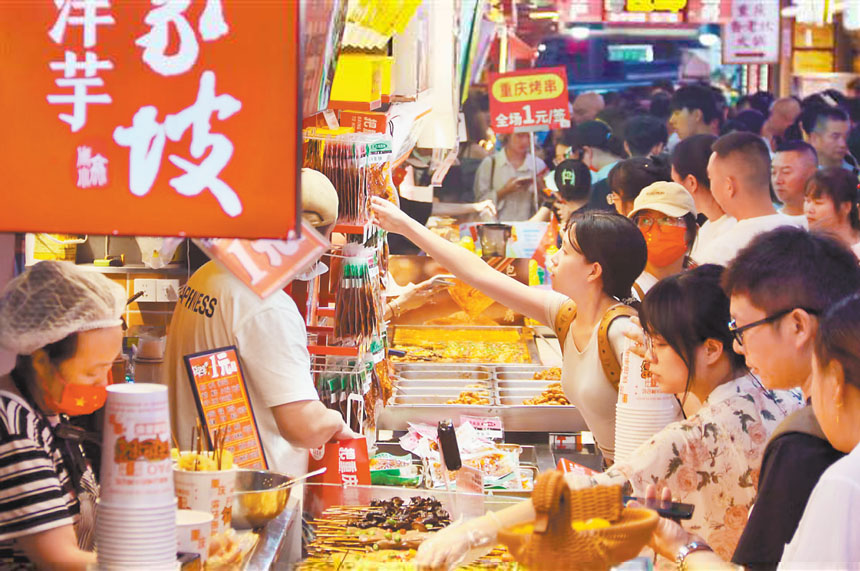 國慶中秋假期，觀音橋好吃街人流如織。（受訪者供圖）