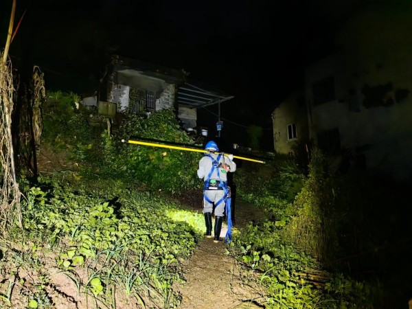 搶修隊伍在夜色中奔赴故障現(xiàn)場。國網(wǎng)城口供電公司供圖