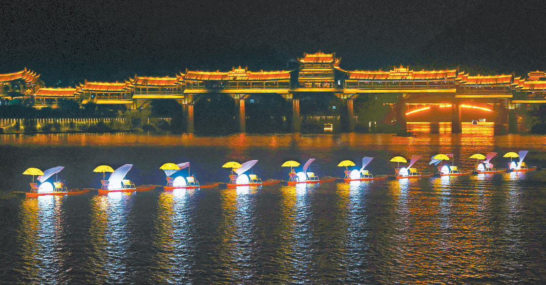 10月5日，黔江區(qū)濯水古鎮(zhèn)阿蓬江上，演藝人員為游客表演鵲舟游。  　　國慶、中秋假日期間，黔江區(qū)濯水古鎮(zhèn)開展夜游阿蓬江活動(dòng)，在阿蓬江上表演火壺、打鐵花、花船巡游、水上飛人等項(xiàng)目，演繹了一場夜幕下的水上文化盛宴，吸引了眾多游客前往觀賞。特約攝影 楊敏/視覺重慶