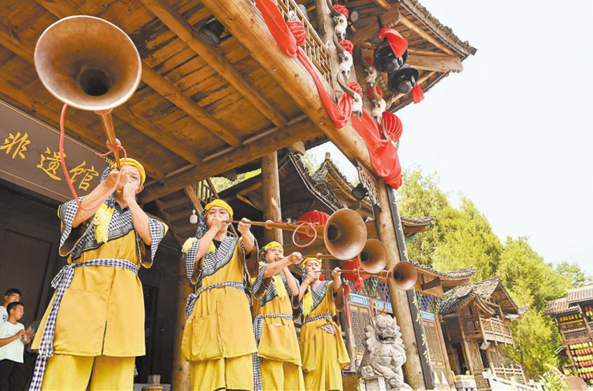 十月五日，酉陽(yáng)縣酉州古城景區(qū)推出土家擺手舞等非遺項(xiàng)目表演，讓市民游客感受傳統(tǒng)文化魅力。特約攝影 邱洪斌\視覺(jué)重慶