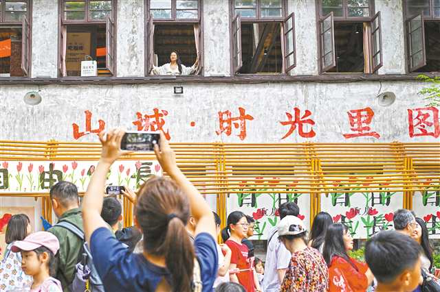 10月2日，渝中區(qū)山城步道，游客在景點打卡。記者 張春曉 攝/視覺重慶