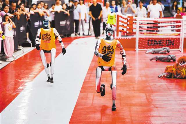 10月2日，南岸區(qū)南濱路東原1891，機器人正在進行跑步比賽。特約攝影 郭旭/視覺重慶