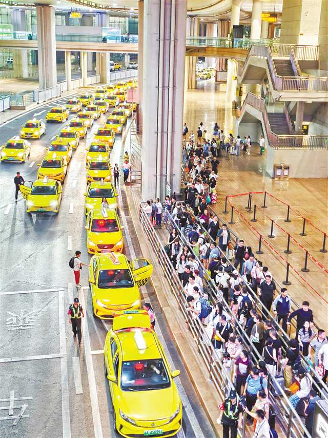 10月7日晚，重慶江北國際機場T3航站樓出租車搭乘點，出租車與乘客排起長龍。記者 謝智強 攝/視覺重慶