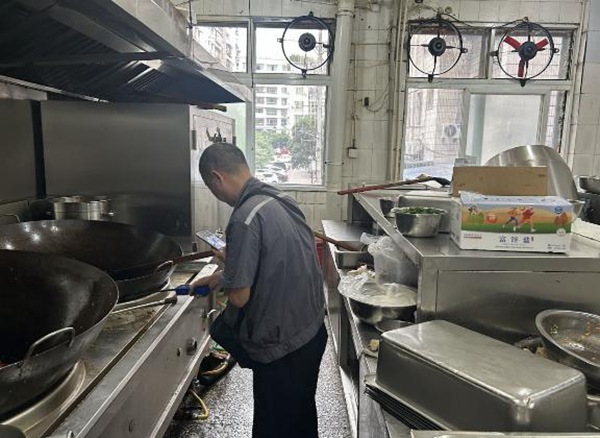 對學校食堂用氣進行安全檢查。重慶燃氣集團供圖