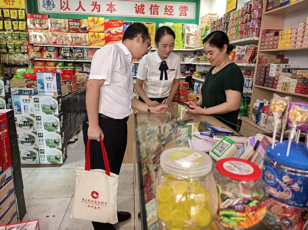 重慶農(nóng)商行開州支行客戶經(jīng)理上門對接融資需求。重慶農(nóng)商行供圖