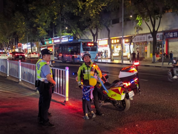 交通將走失男孩抱至安全區(qū)域。南岸區(qū)公安分局供圖