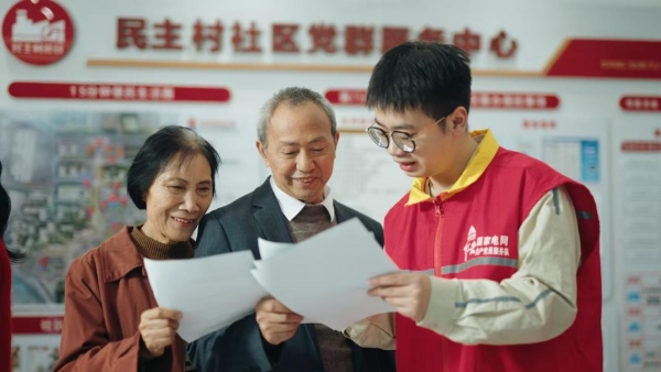 國網(wǎng)重慶市區(qū)供電公司員工正在民主村向居民宣講安全用電事項(xiàng)。秦雪攝