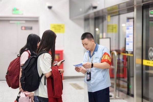 重慶江北機(jī)場(chǎng)捷運(yùn)站臺(tái)愛心服務(wù)崗。新大正供圖