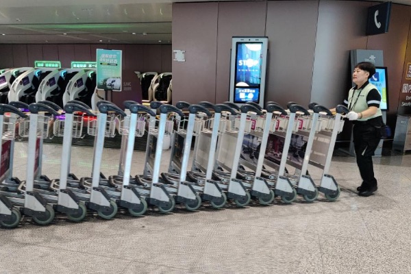 北京大興機(jī)場(chǎng)新大正工作人員正在整理手推車。新大正供圖