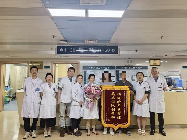 患者家屬為醫(yī)護(hù)團(tuán)隊(duì)送上錦旗。重醫(yī)附屬大學(xué)城醫(yī)院供圖