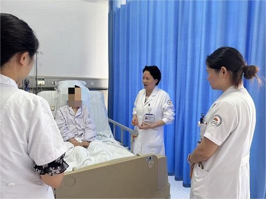 唐均英團(tuán)隊(duì)查看患者術(shù)后情況。重醫(yī)附屬大學(xué)城醫(yī)院供圖