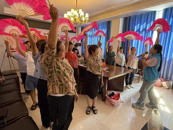 學(xué)習(xí)“花燈舞” 融入親子互動。徐治梅攝