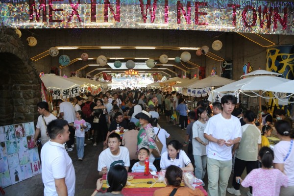 今年“雙節(jié)”假期景區(qū)客流突破100萬(wàn)人次。受訪單位供圖