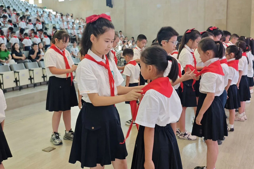 佩戴紅領(lǐng)巾。學(xué)校供圖