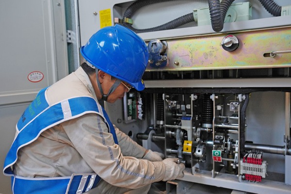 開展檢修工作。國網(wǎng)重慶合川供電公司供圖