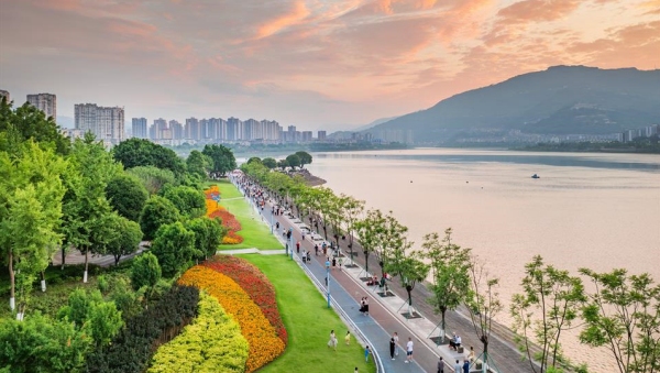 市民在湖畔納涼健身。開州區(qū)融媒體中心供圖