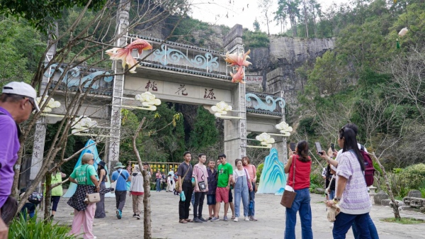 泰國游客合影。 酉陽桃花源文旅集團供圖