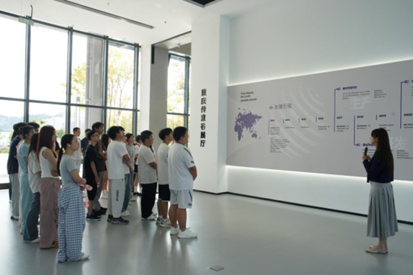 高校畢業(yè)生參觀傳音智匯園區(qū)。渝北區(qū)人力資源和社會(huì)保障局供圖