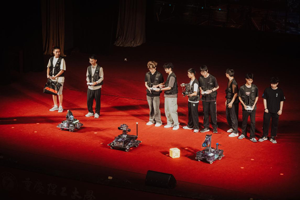 科創(chuàng)團(tuán)隊(duì)展示獲獎(jiǎng)作品。重慶理工大學(xué)供圖