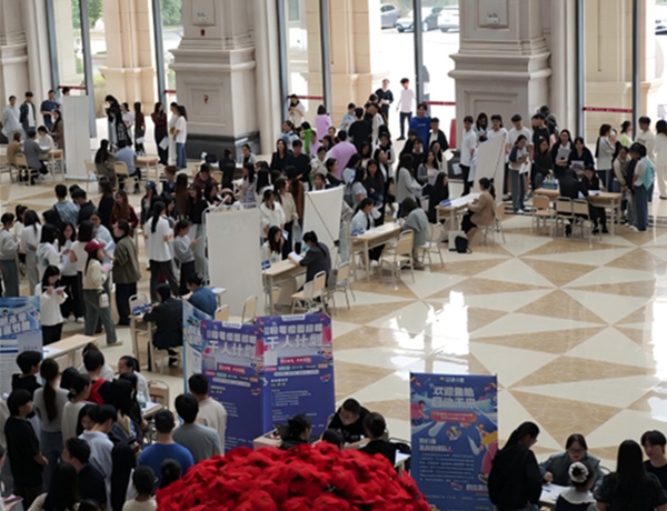 招聘會現(xiàn)場。譚啟進(jìn)攝