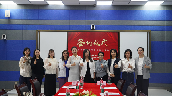 校企簽約現(xiàn)場。薛景文攝