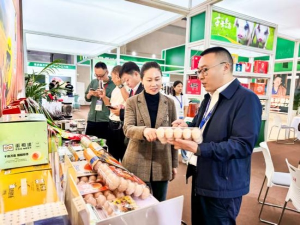 市民在選購榮昌農(nóng)產(chǎn)品。榮昌區(qū)融媒體中心供圖