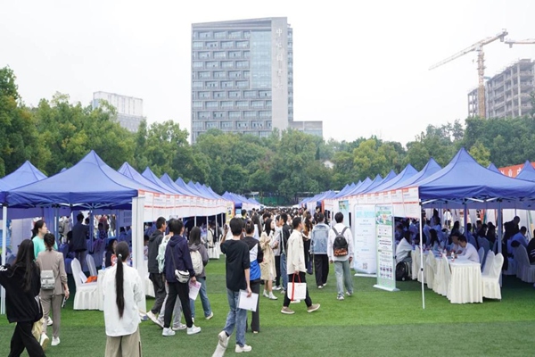 招聘活動現(xiàn)場。重慶市人力社保局供圖