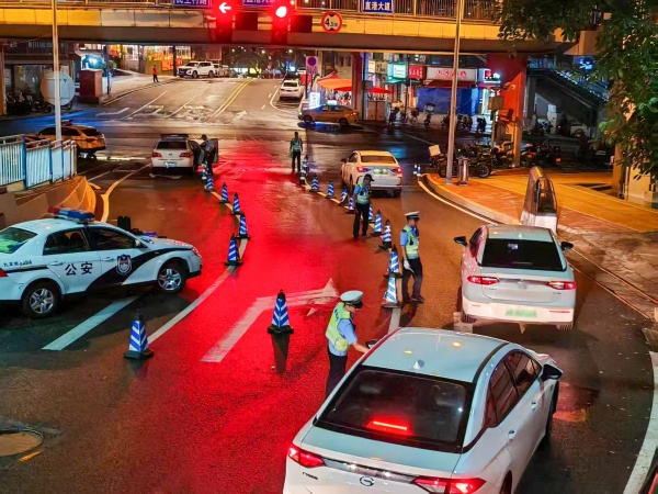 夜間查酒駕現(xiàn)場。重慶市公安局交巡警總隊供圖