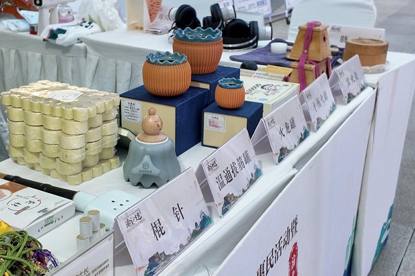 現(xiàn)場(chǎng)擺放中醫(yī)理療工具。重慶市渝北區(qū)中醫(yī)院供圖