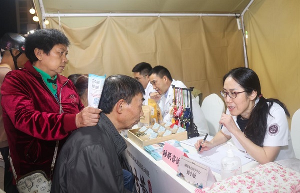 市民現(xiàn)場(chǎng)咨詢睡眠問題。曾英豪攝