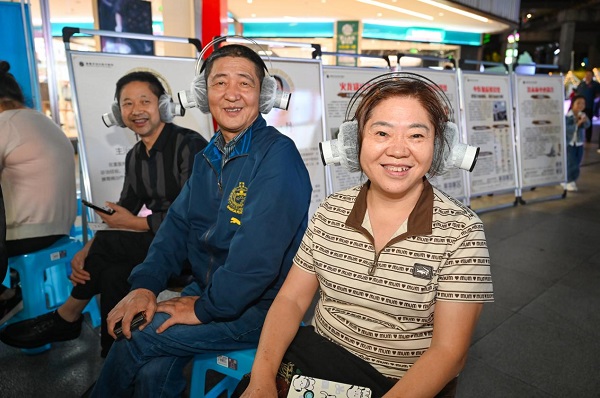 市民體驗(yàn)耳灸。鄒樂攝