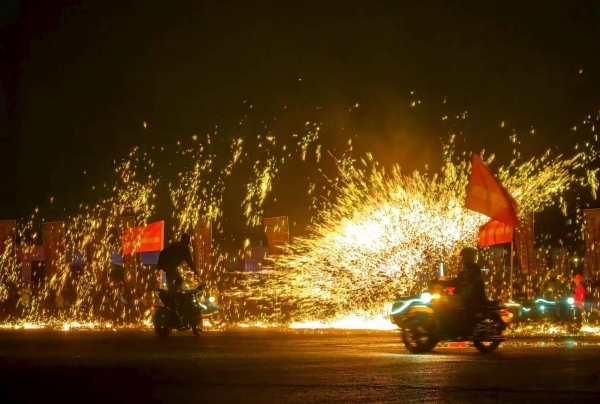 機車特技表演和非遺火龍相結(jié)合。主辦方供圖