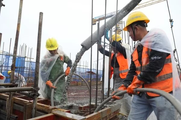 重慶龍興安置房三期項(xiàng)目主體結(jié)構(gòu)施工現(xiàn)場。中建六局供圖