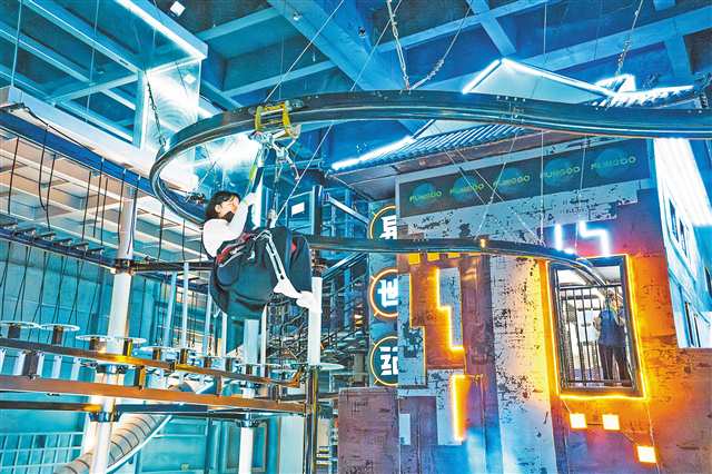 10月14日，“種草官”們在反鼓異世紀里體驗空中游玩項目。記者 李雨恒 攝/視覺重慶