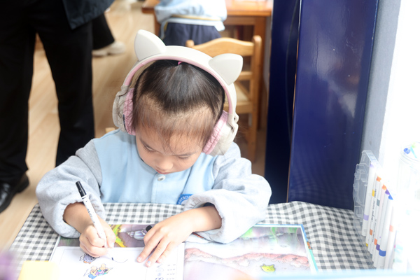 幼兒在“流動式博物館”玩耍。曾英豪攝